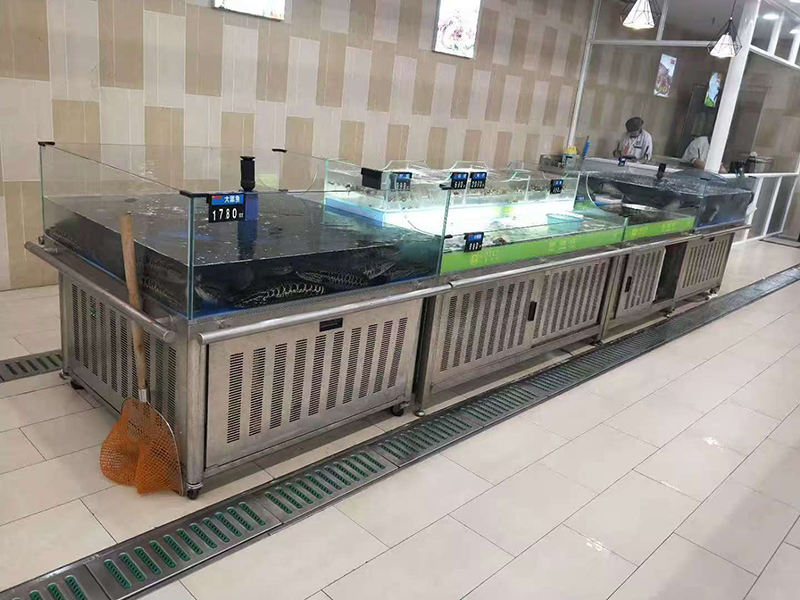 Supermarket seafood tanks