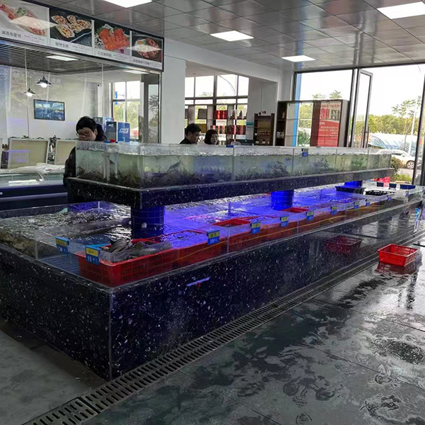 Supermarket seafood tanks